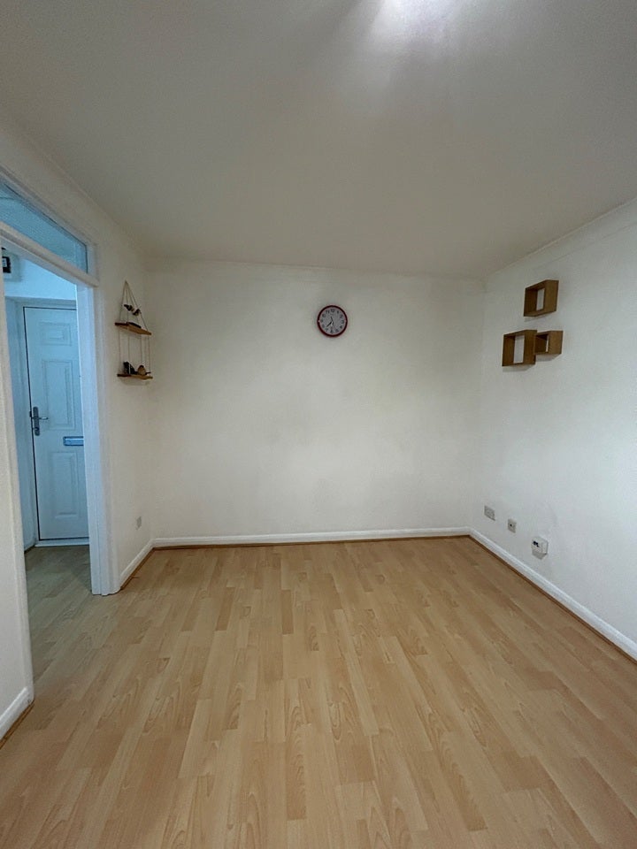Flat Osprey Close in Greater London
