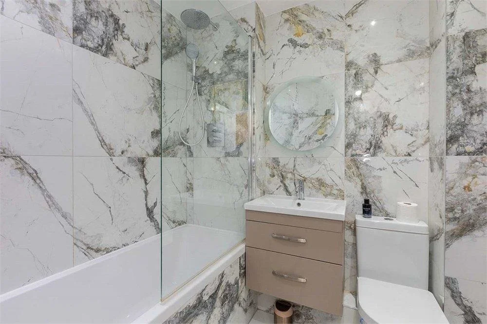 Flat Osprey Close in Greater London