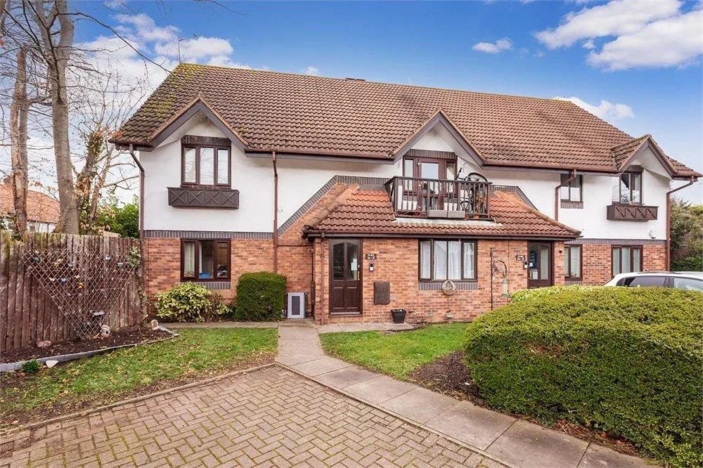 Flat Osprey Close in Greater London