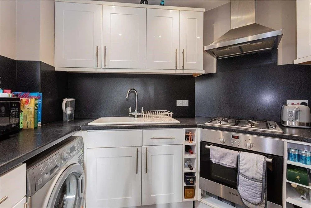 Flat Osprey Close in Greater London