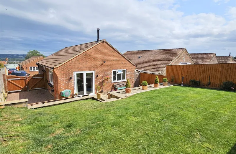 House Larch Avenue in Chard