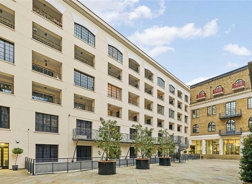 Flat Lafone Street in Greater London