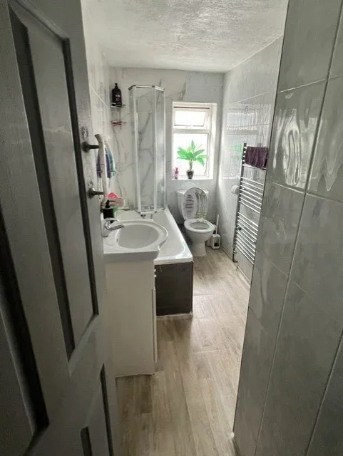Room Kenneth Road in Greater London