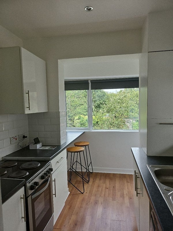 Room Moremead Road in Greater London