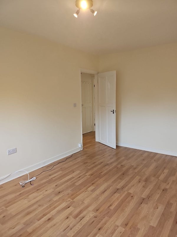 Room Moremead Road in Greater London