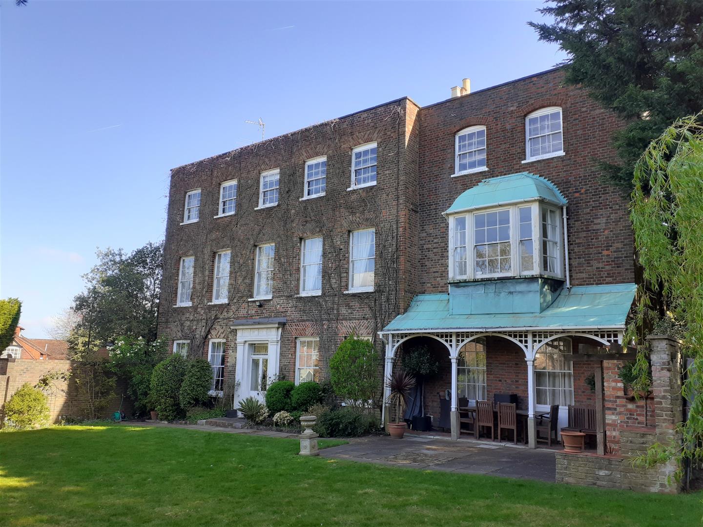 Flat Byron Hill Road in Greater London