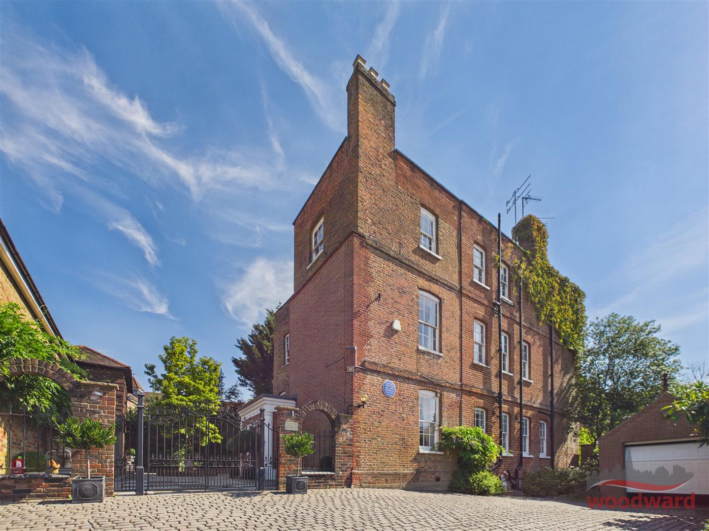 Flat Byron Hill Road in Greater London