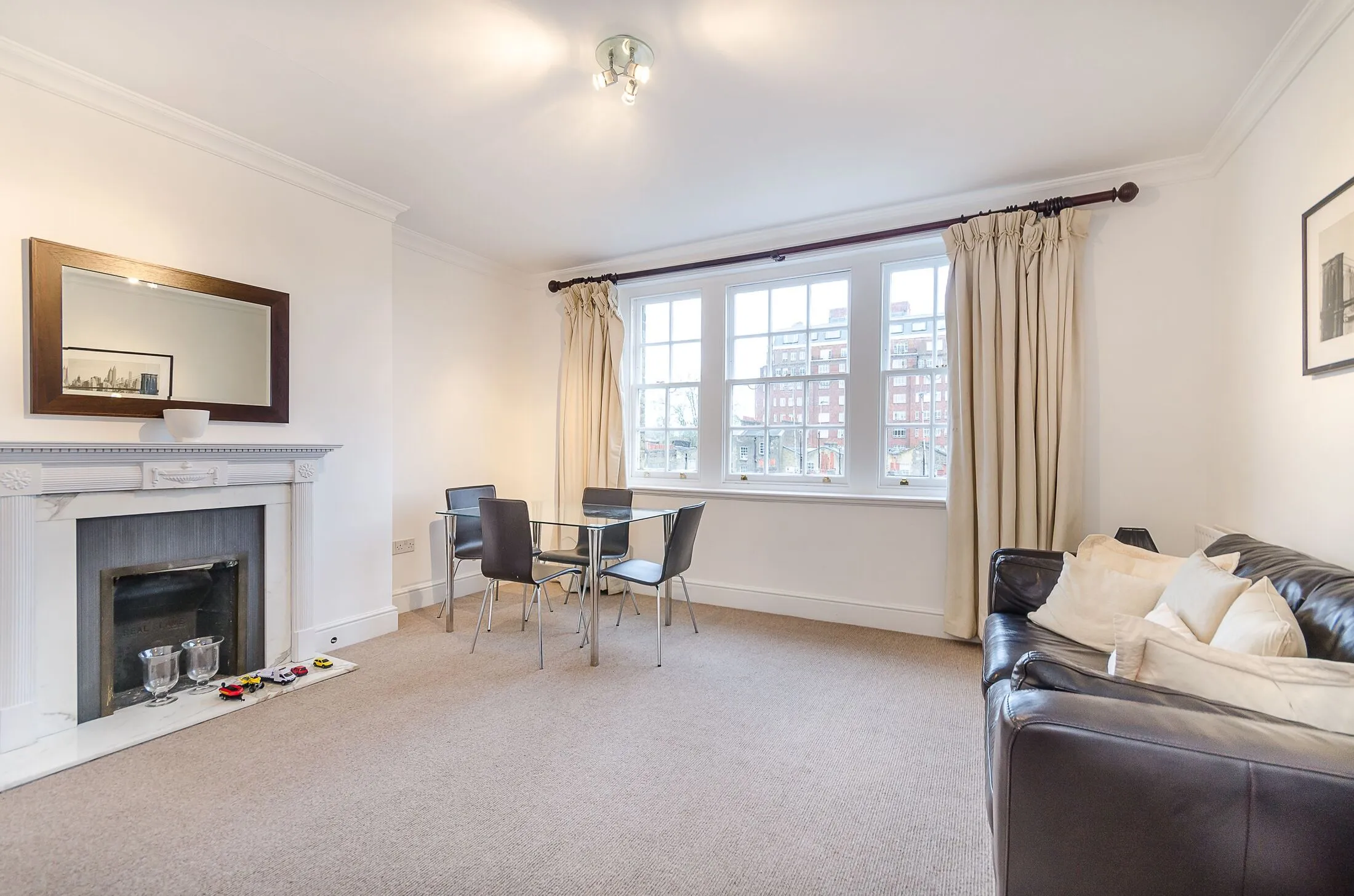 Flat Sloane Avenue in Greater London