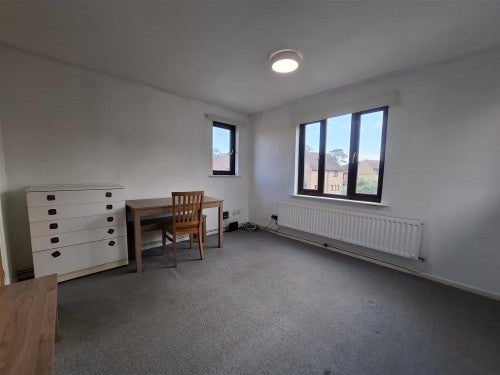 Room Benbow Court in Milton Keynes