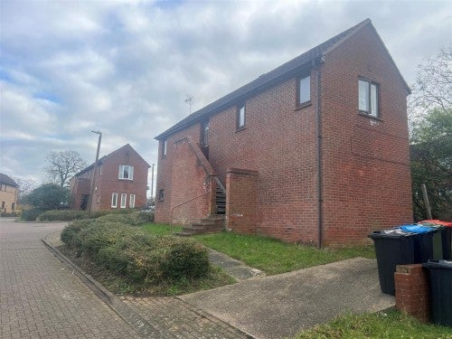 Room Benbow Court in Milton Keynes