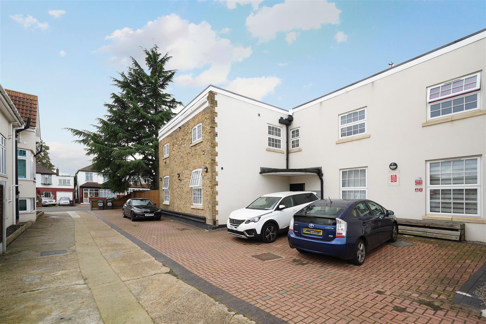 Flat Glebelands Avenue in Greater London