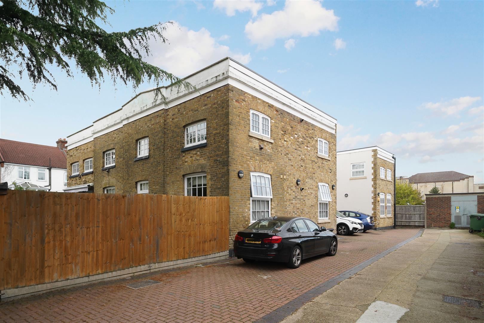Flat Glebelands Avenue in Greater London