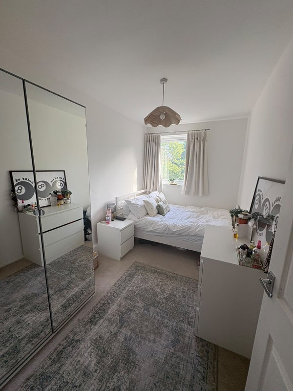 Flat Kings Avenue in Greater London