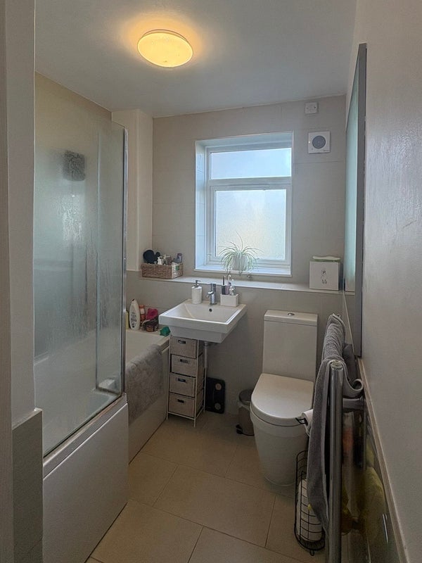 Flat Kings Avenue in Greater London