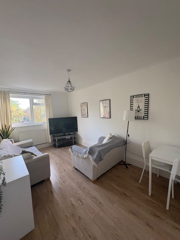 Flat Kings Avenue in Greater London