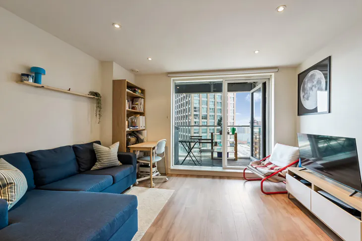 Flat Prestons Road in Greater London