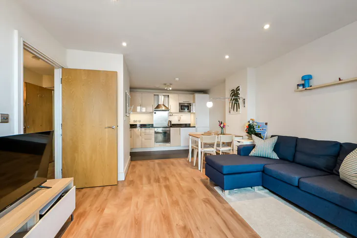 Flat Prestons Road in Greater London