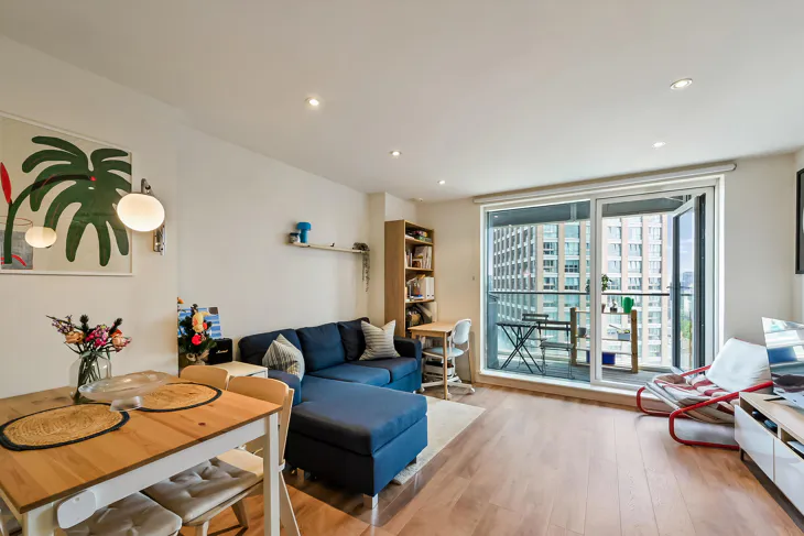 Flat Prestons Road in Greater London