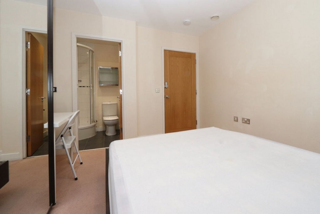 Room Globe Road in Greater London
