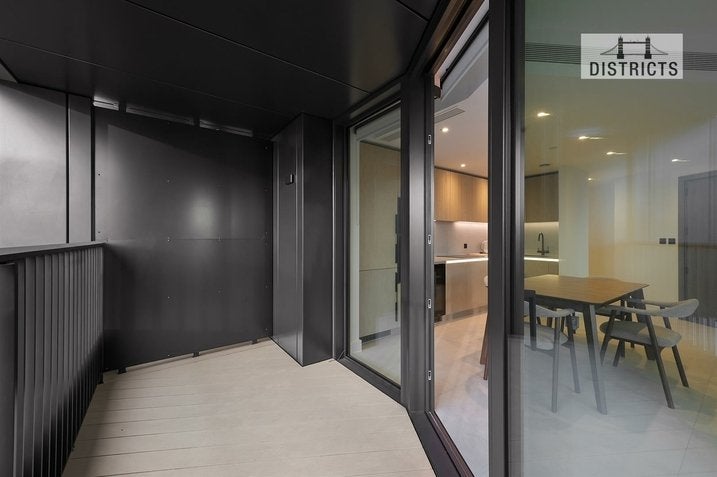 Flat Ponton Road in Greater London