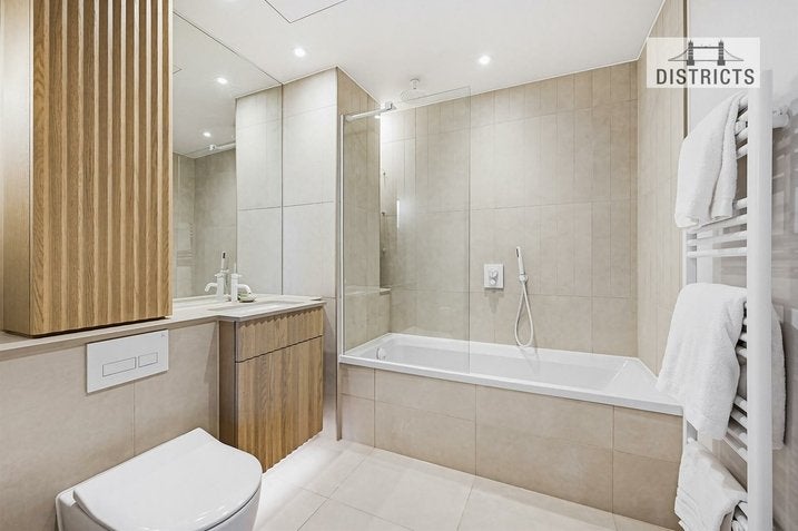 Flat Ponton Road in Greater London