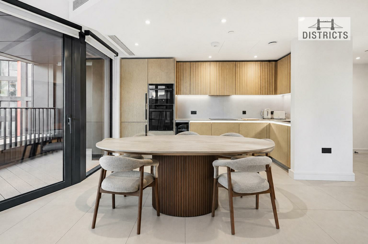 Flat Ponton Road in Greater London