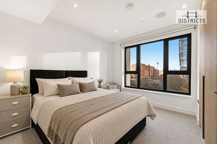 Flat Ponton Road in Greater London