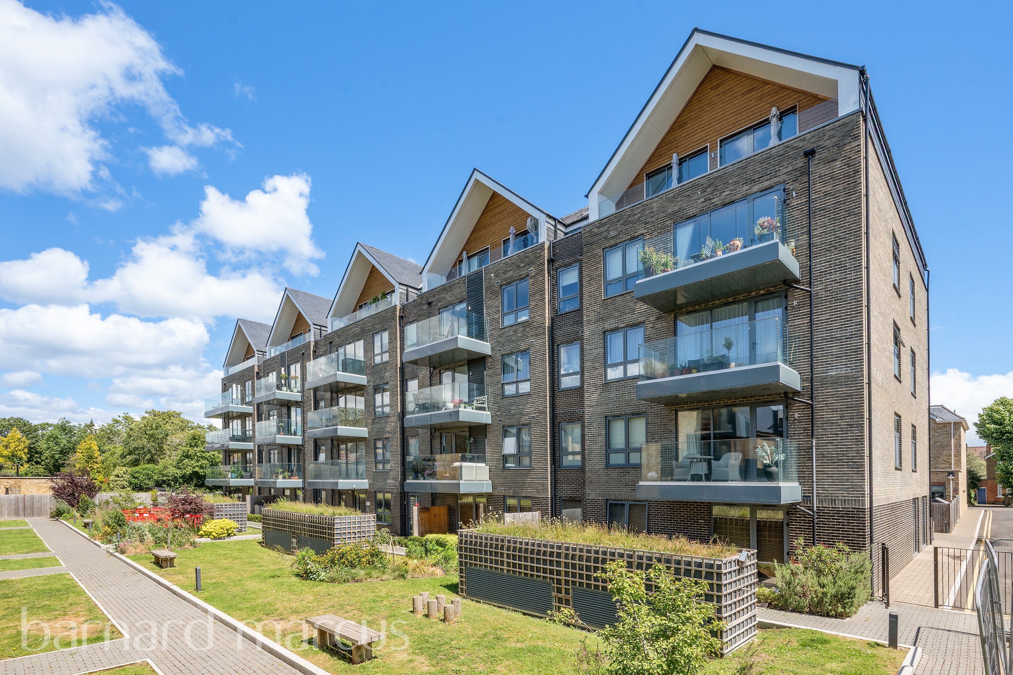 Flat Beaufort Road in Greater London