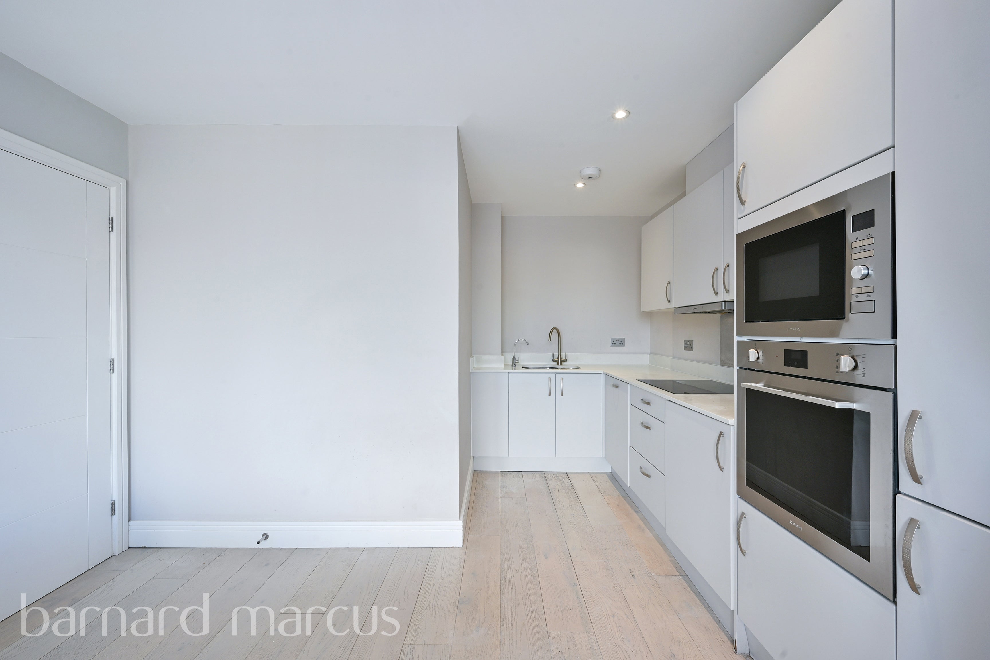Flat Beaufort Road in Greater London