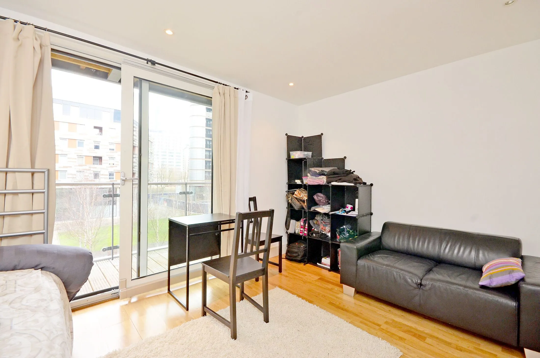 Flat Lanterns Way in Greater London