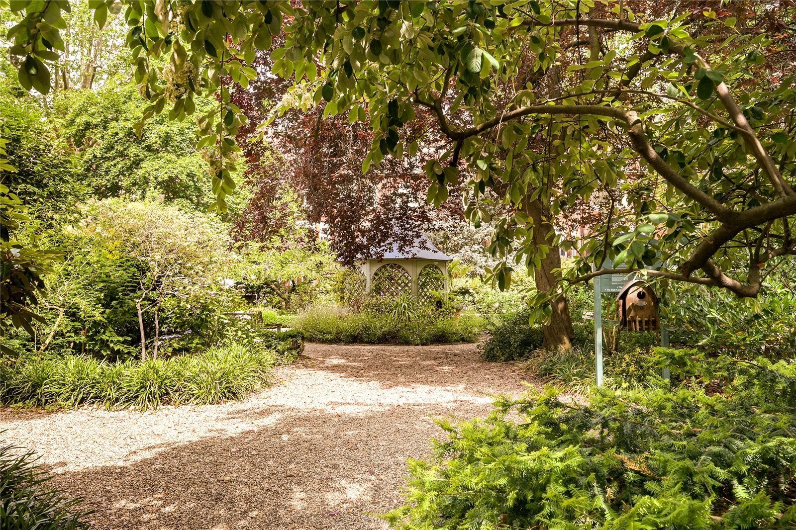 Flat Barkston Gardens in Greater London