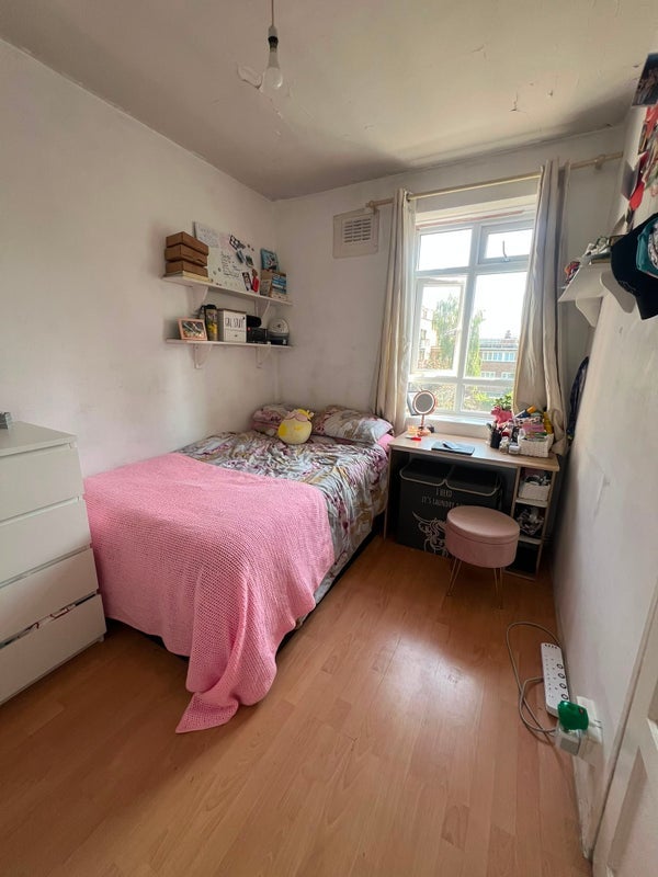 Room Queen's Row in Greater London