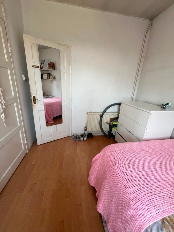 Room Queen's Row in Greater London