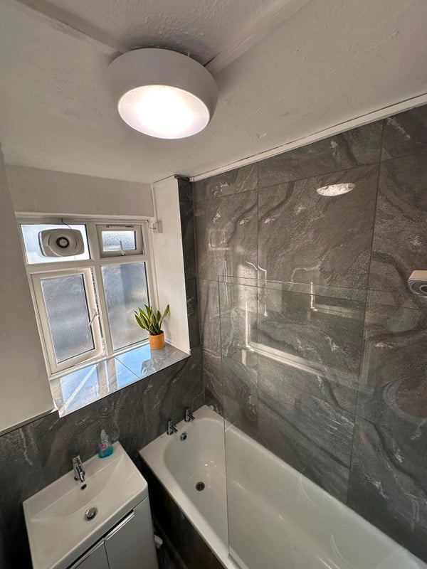 Room Queen's Row in Greater London