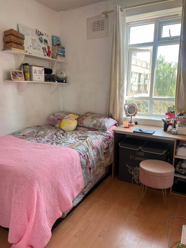 Room Queen's Row in Greater London