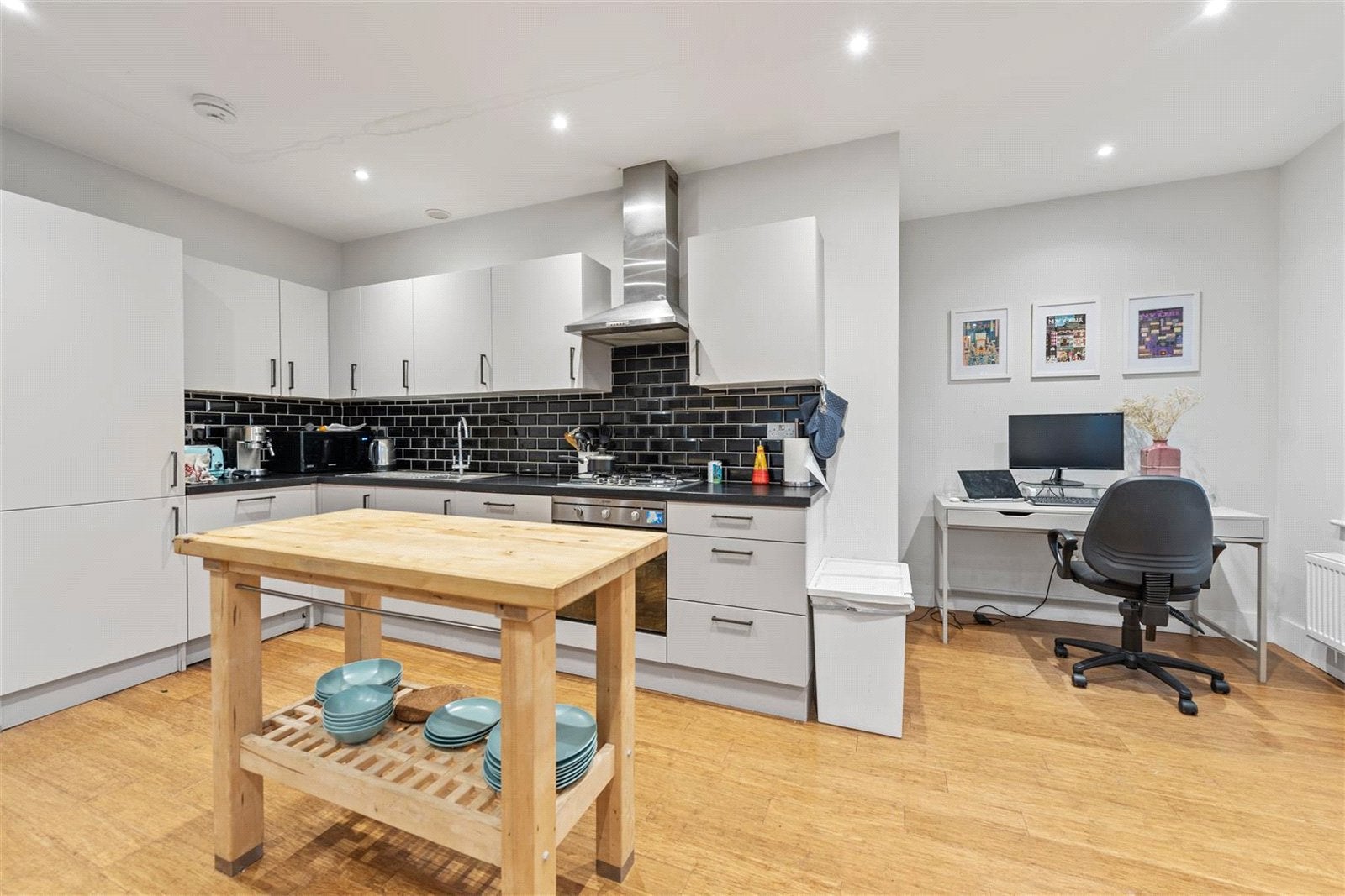 Flat Boleyn Road in Greater London