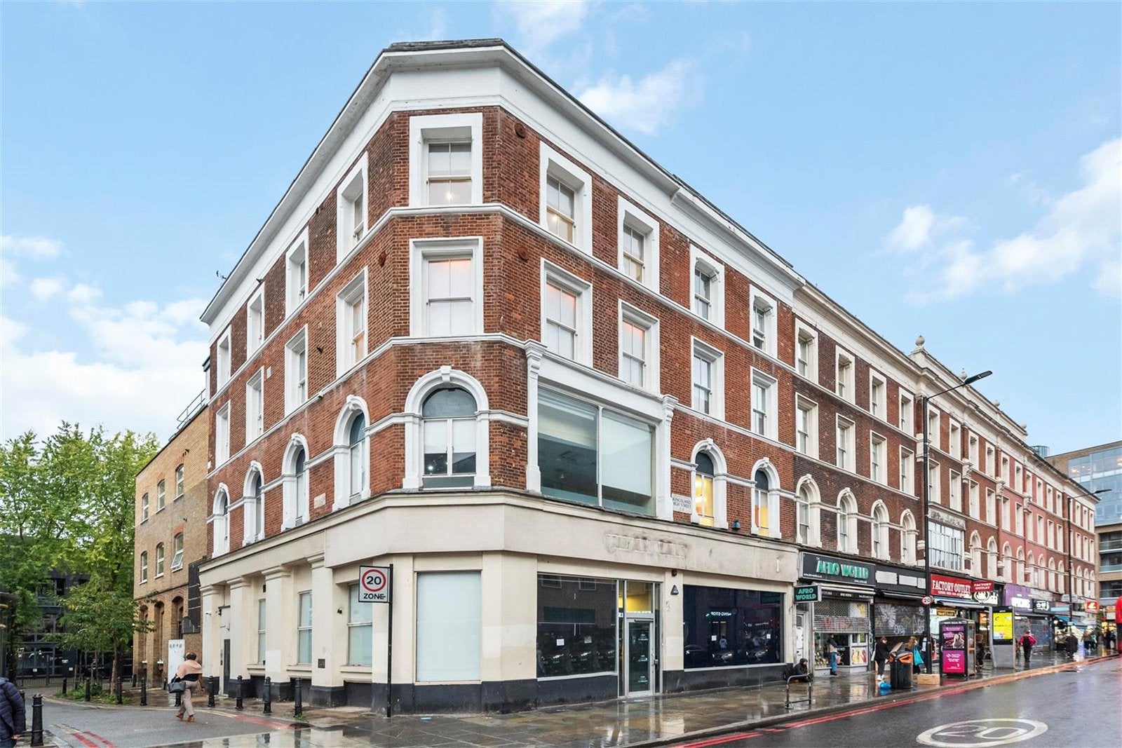 Flat Boleyn Road in Greater London
