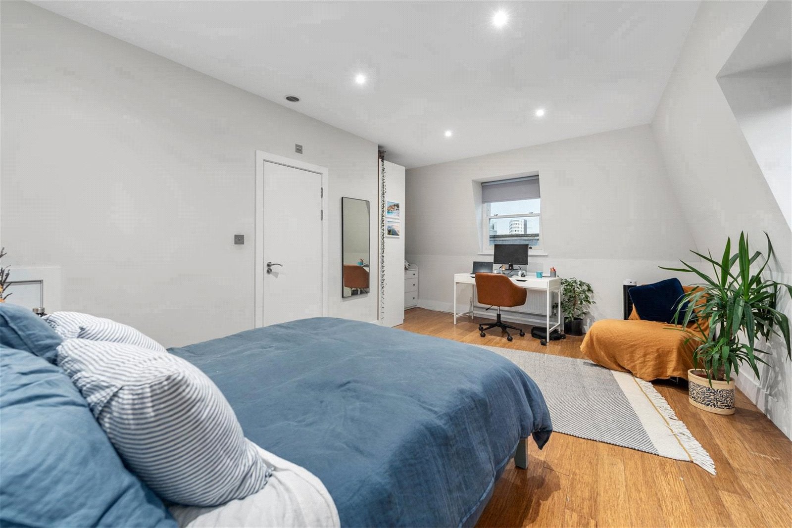 Flat Boleyn Road in Greater London