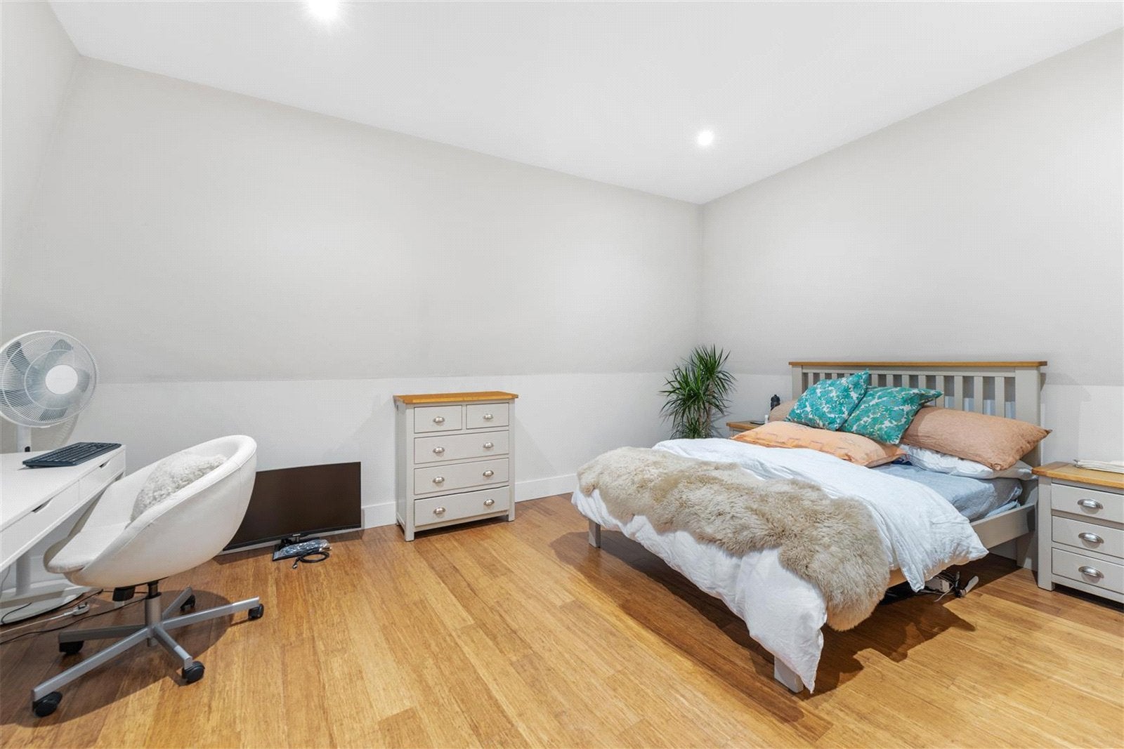 Flat Boleyn Road in Greater London