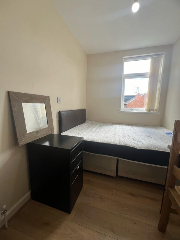 Room Exeter Road in Birmingham