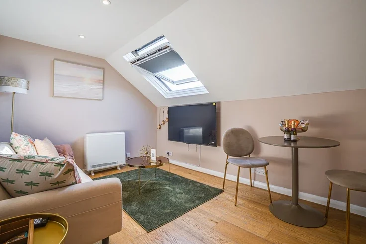 Flat Bulwer Street in Greater London
