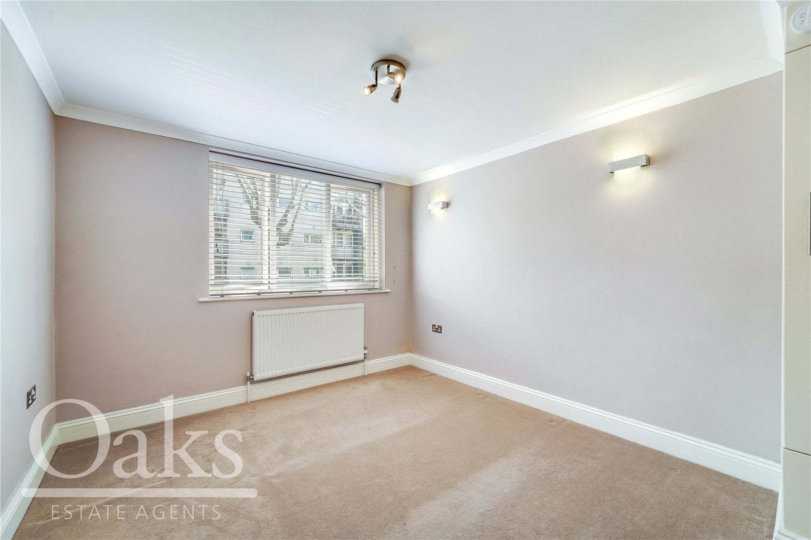 Flat Addiscombe Grove in Greater London