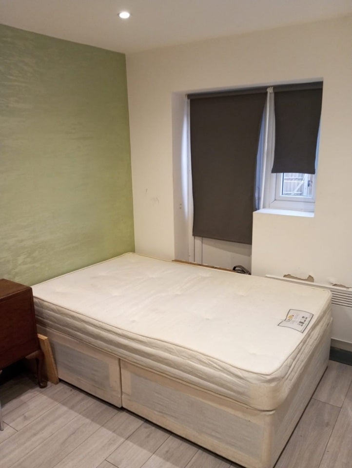 Flat Wheatley Crescent in Greater London