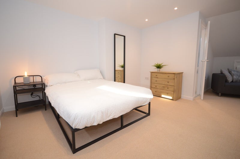 Room Churchill Road in Bristol