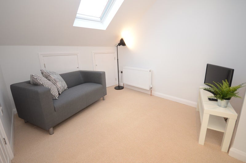 Room Churchill Road in Bristol