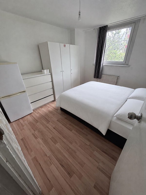 Room Millender Walk in Greater London