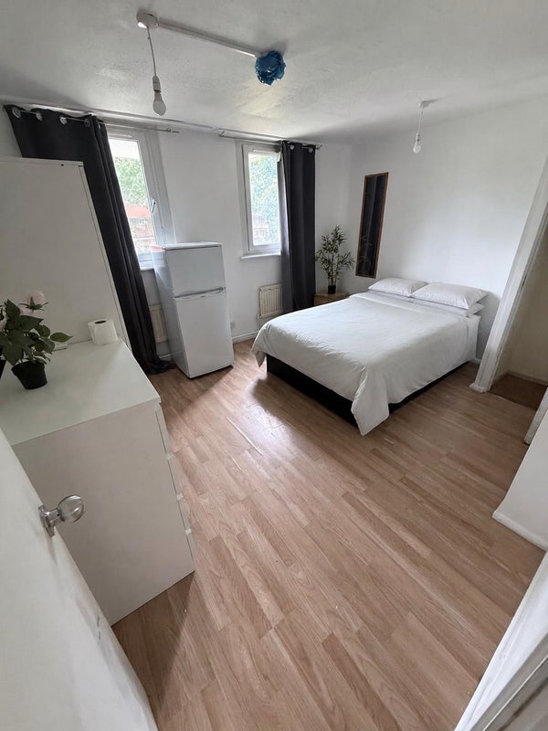 Room Millender Walk in Greater London