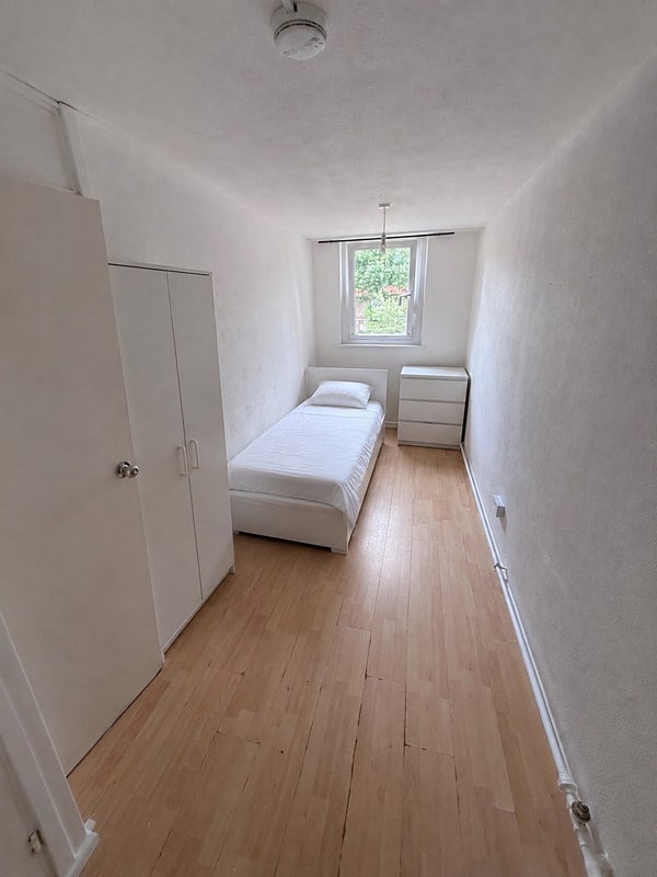 Room Millender Walk in Greater London