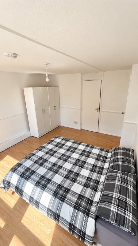 Room Millender Walk in Greater London