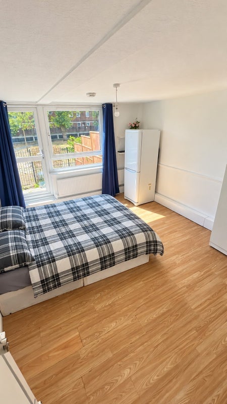 Room Millender Walk in Greater London